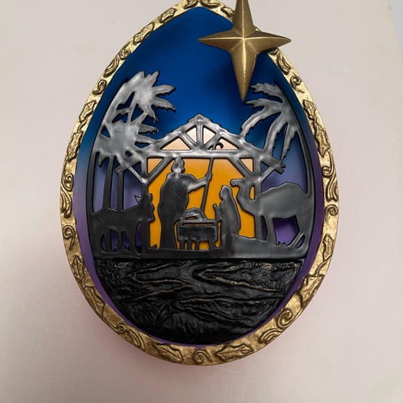 Nativity Illustrates with tree light ornament - Picture 3 of 4